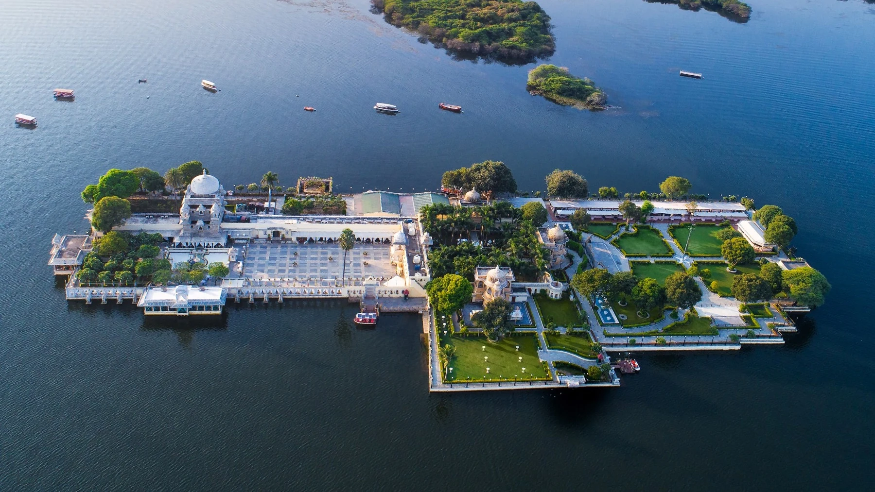 Jagmandir Island Palace — daylight architecture and setting in Udaipur